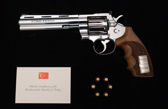 Un revólver obsequiado por el presidente de Turquía en la OTAN. Foto: AFP