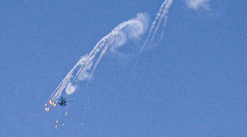 Foto: AFP. Un helicóptero de la Fuerza Aérea de Israel lanza bengalas durante un sobrevuelo sobre la Franja de Gaza, el 14 de abril de 2024