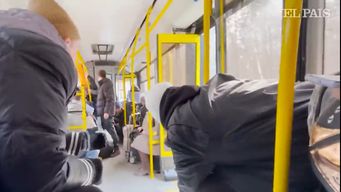 video registra el momento en que caen bombas cerca de un omnibus con refugiados