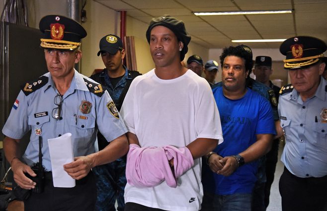 Ronaldinho-preso-en-Paraguay-AFP.jpg