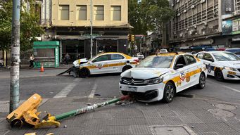 Foto: Mª Eugenia Scognamiglio, Subrayado. Accidente entre taxis en 18 de Julio.