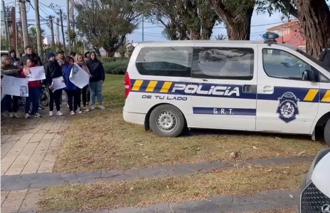 Foto: Subrayado. Movilización en la puerta del juzgado de Atlántida.