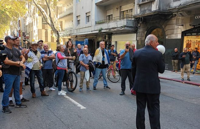 El abogado Gustavo Salle y manifestantes en la puerta del juzgado de lo contencioso administrativo. Foto: Beatriz Martínez, Subrayado.