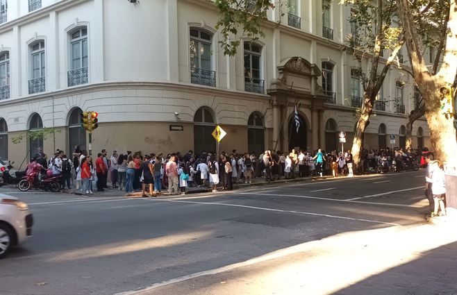 Niños ingresan a clases en la escuela Argentina, de Colonia y Cuareim. Foto: Beatriz Martínez, Subrayado.