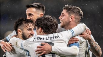 Federico Valverde festeja su gol y su primer partido como capitán de Uruguay. Foto: AFP.