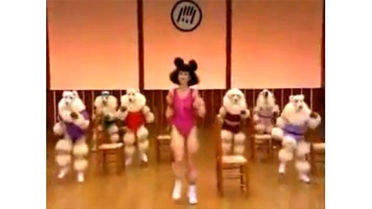 Modelo con músculos de Popeye es furor en Youtube