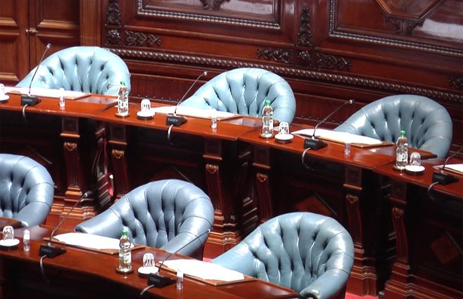 Bancada-senadores-sillones-vacíos.jpg