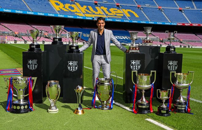 Posando en el Camp Nou, Luis Su&aacute;rez se despidi&oacute; hoy con copas obtenidas en seis temporadas en Barcelona,