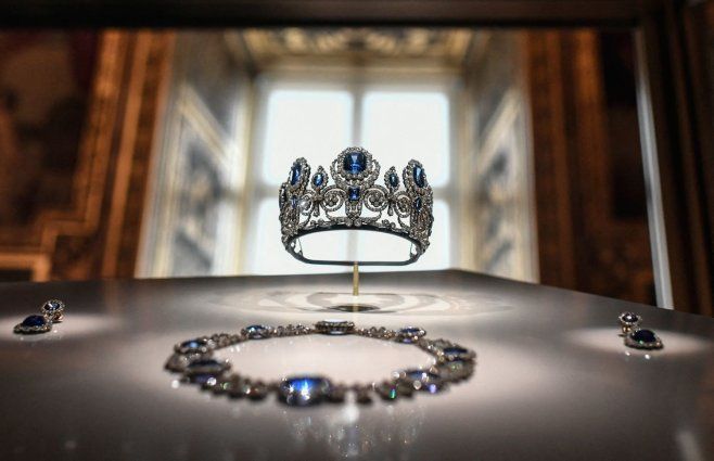 Foto: AFP. Una de las joyas robadas: parure de la reine Marie-Amelie et de la Reine Hortense (de la reina María Amalia y la reina Hortensia) expuesta en 2020 en el Museo del Louvre de París.