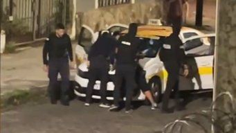 El momento del arresto del requerido y su hermana, en La Unión.