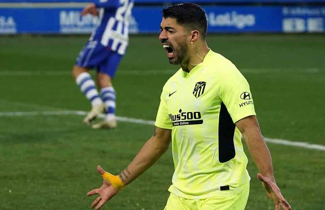 Con gol de Luis Suárez el Atlético Madrid le ganó a Alves y recuperó el liderazgo