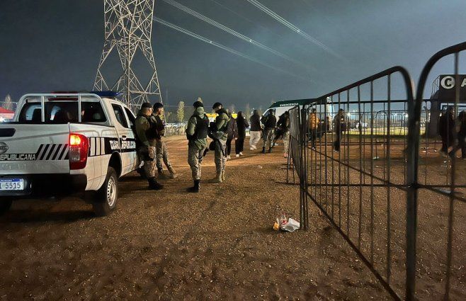 Foto: Nahuel Marichal, Subrayado. Policías en el ingreso a la Tribuna Damiani en el Campeón del Siglo.