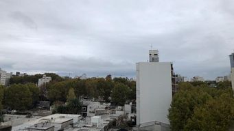 sabado nuboso, con lluvias y lloviznas aisladas, y mejoras parciales