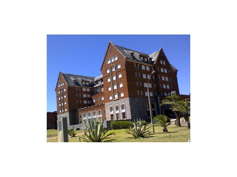 Abandonado, el Hotel San Rafael es un fantasma del viejo Punta