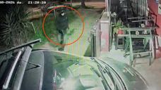 Delincuente le apuntó con un arma a un hombre y le robó el auto en la puerta de su casa en Manga