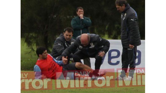 Imágenes del momento en el que Suárez se lesionó en Uruguay