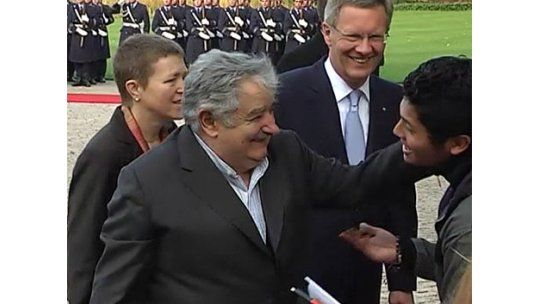 Mujica bromeó con estudiante colombiano sobre un aviso de su país