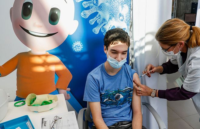 Foto: vacunación a adolescentes en Israel. Archivo/AFP