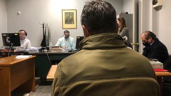 Audiencia judicial en junio de 2021, en San Carlos, con el policía imputado.