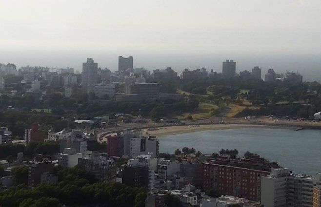 Foto: canal 10. Vista aérea de Montevideo, pasadas las 8:00 horas de este viernes.