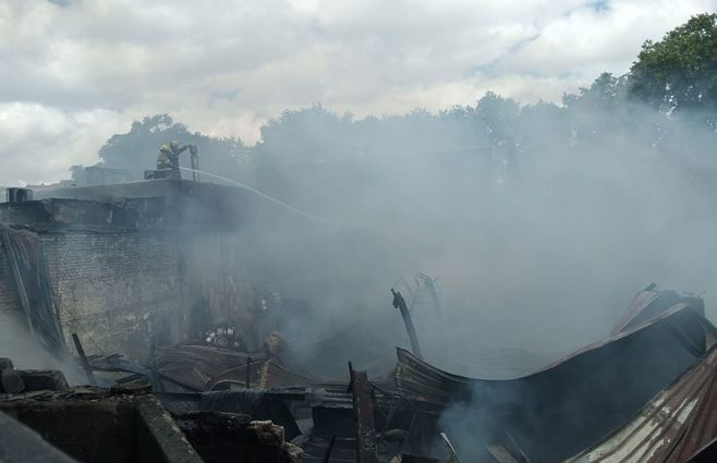 Incendio en depósito de cubiertas, gomería y repuestos en General Flores. Foto: María Eugenia Scognamiglio, Subrayado.