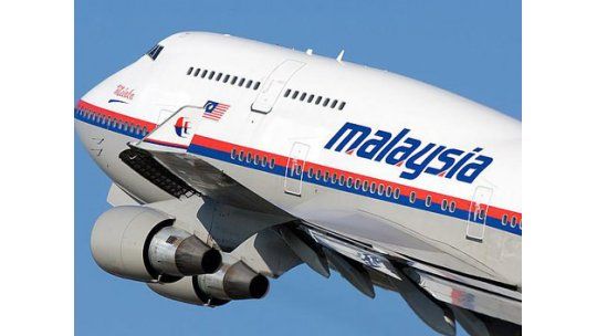 Buscan avión de Malaysia Airlines con 239 personas a bordo
