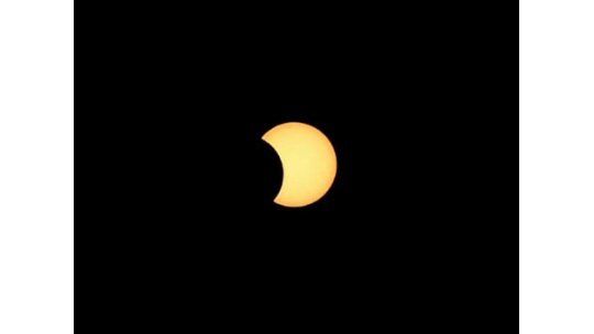 Miles de personas admiraron eclipse total de Sol en Australia