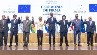 Los presidentes y autoridades del Mercosur y la UE saludan tras la firma del acuerdo. Foto: Presidencia de Uruguay.