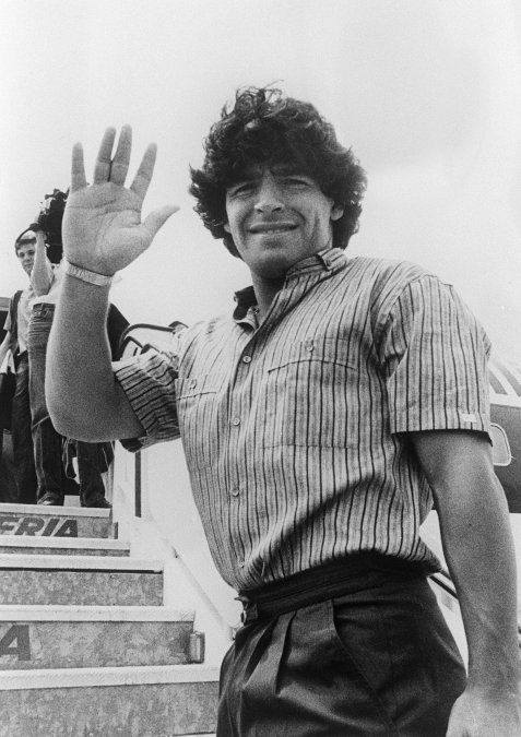 4 de julio de 1984, Maradona llega a la Roma procedente de Barcelona, antes de ser trasladado a Nápoles.