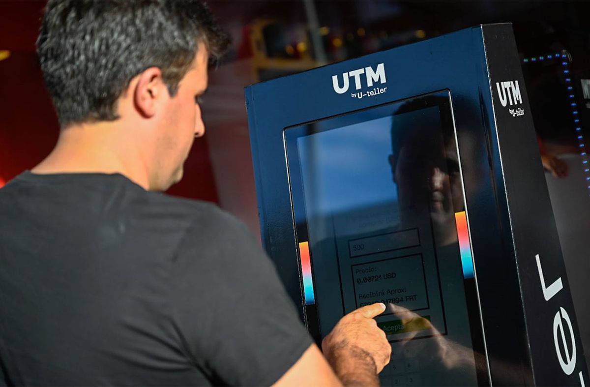 Se inauguró el primer cajero de criptomonedas de Uruguay
