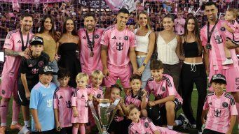 Messi festejó con Jordi Alba, Suárez, Busquets y sus familias. Foto: AFP