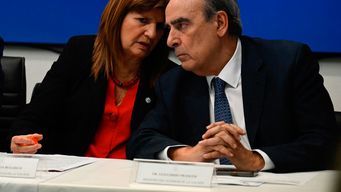 renuncio jefe de gabinete de javier milei y asume el ministro de interior