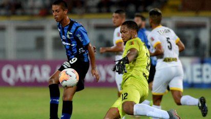 Fabricio Díaz (Liverpool) disputa la pelota con el arquero Jiménez (Llaneros)