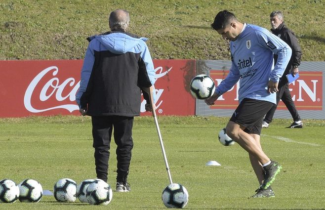 Suarez-entrena-copa-america-tabarez.jpg