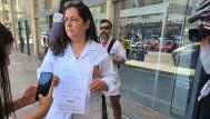 Paola López, del sindicato de maestros, con la carta que le darán al presidente Orsi en Torre Ejecutiva. Foto: Beatriz Martínez, Subrayado.