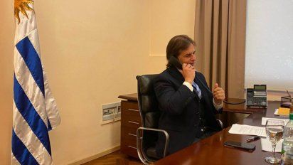 Lacalle Pou habla por teléfono en su oficina.&nbsp;