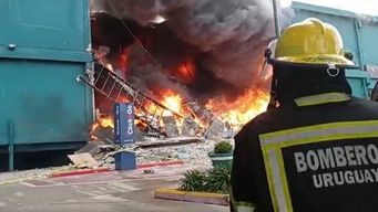 Incendio en Punta Shopping. Foto: publicada por el vocero de Bomberos.