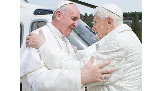 Abrazo histórico entre dos papas, Francisco y Benedicto XVI