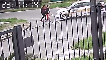 Una madre y su hijo politraumatizados tras ser embestidos por un taxi que había chocado con una camioneta Una madre y su hijo politraumatizados tras ser embestidos por un taxi que había chocado con una camioneta