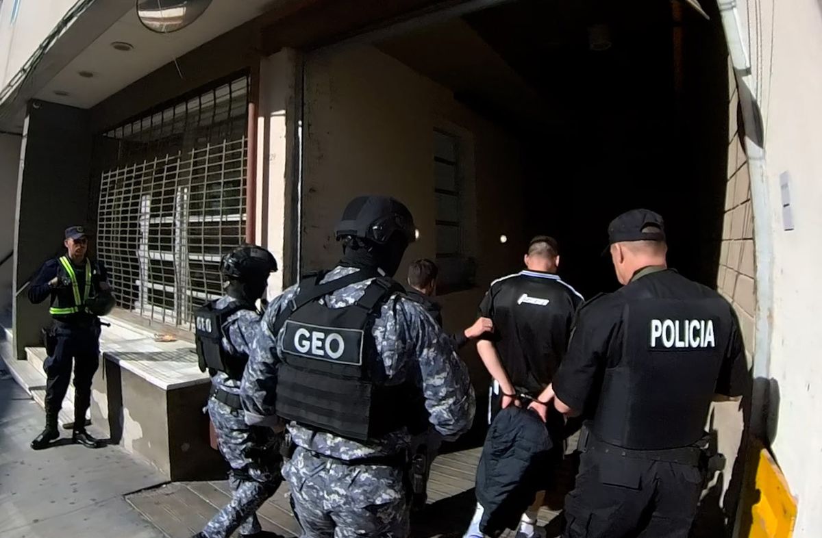 Foto: Ministerio del Interior. Traslado de Fernández Albín desde Buenos Aires a Montevideo. Foto: Ministerio del Interior. Traslado de Fernández Albín desde Buenos Aires a Montevideo.