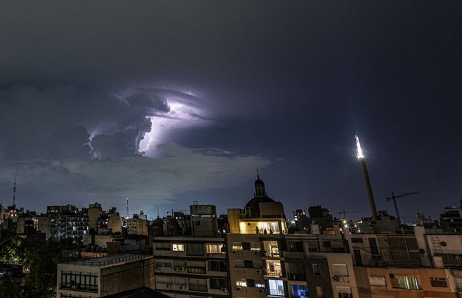 Advertencia naranja por tormentas fuertes y severas. Foto: FocoUy