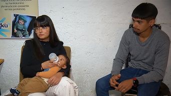 owen tiene una enfermedad rara por la que no puede comer proteina; su familia reclama una canasta para casos de pku