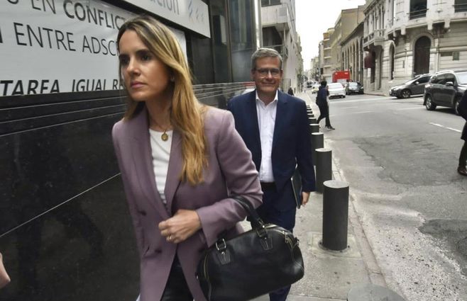 Por el caso Marset, Carolina Ache ingresa a Fiscalía acompañada de su abogado, el ex Fiscal General Jorge Díaz. Foto: FocoUy.