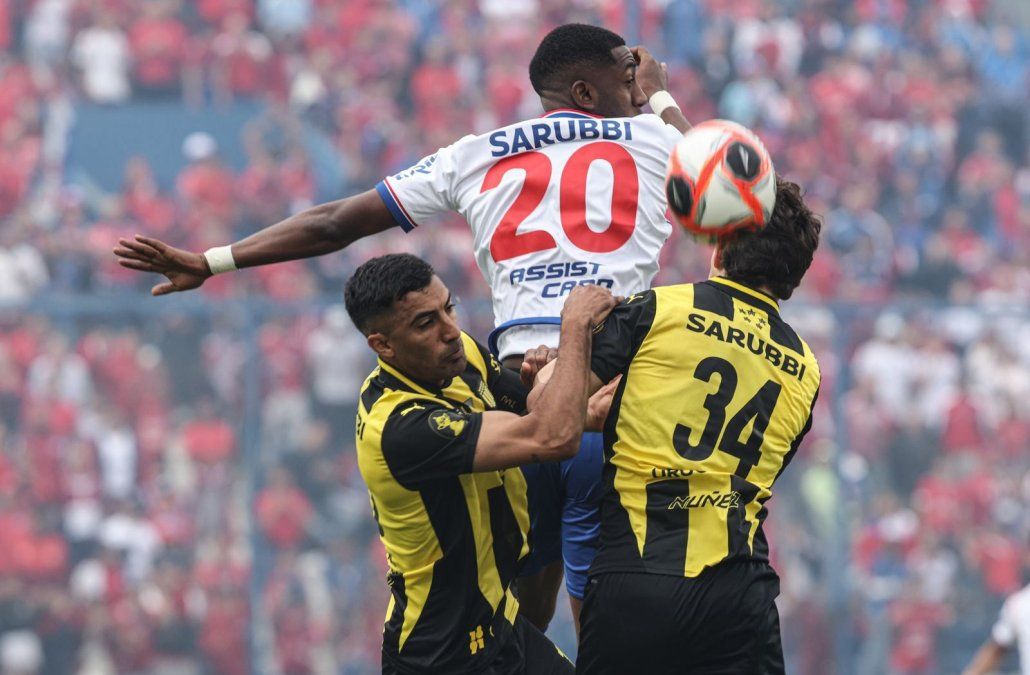 En busca del título: Nacional y Peñarol empatan sin goles en el Parque Central