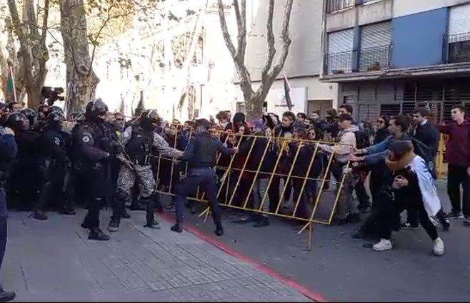 Foto: captura Subrayado. El sindicato de OSE se movilizaba en las puertas del edificio central del organismo, el pasado 13 de junio.