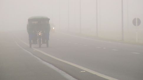 Cuidado: visibilidad de pocos metros por una espesa niebla que cubre casi todo el país
