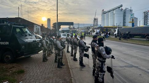 Movilización de camioneros en Montevideo: están obstruidos los dos sentidos de la rambla portuaria
