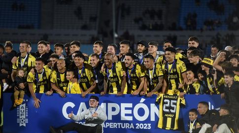 Lluvia torrencial obligó a suspender el partido entre Racing y Plaza Colonia  en el Parque Roberto