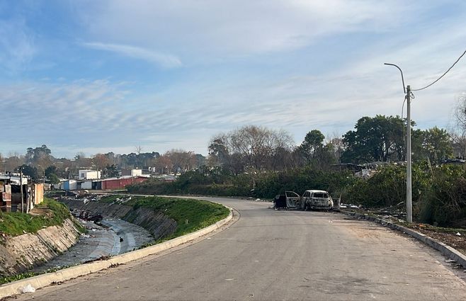 Foto: Subrayado. Lugar de la camioneta incendiada, en Rambla Costanera casi Wellington, Marconi.