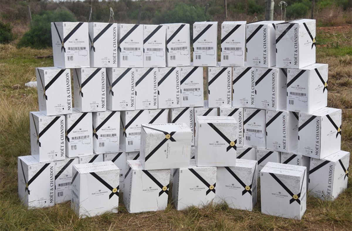 Incautaron cargamento de 50 cajas de champagne de contrabando en una camioneta; una argentina imputada